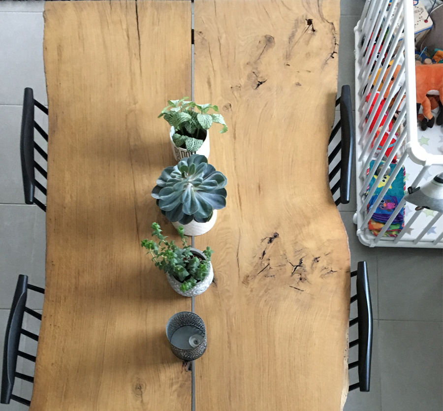 Table en bois sur mesure de designer, sol gris