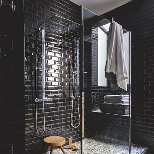 carreaux de métro noirs, salle de bain originale
