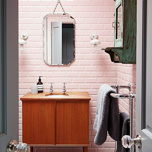 Salle de bain carreaux de métro rose girly ambiance fille