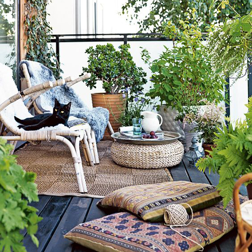 aménagement balcon bohème coussins tapis et plate verte