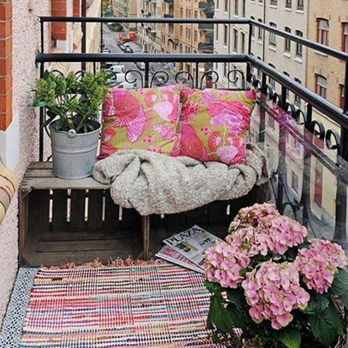 balcon coussins rose appartement boheme