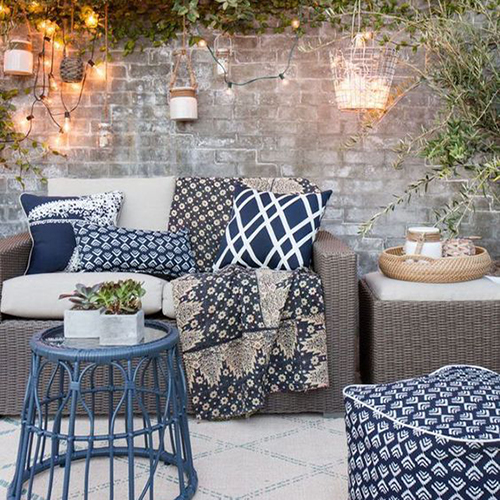 linge d'exterieur bleu décoration plaid coussins