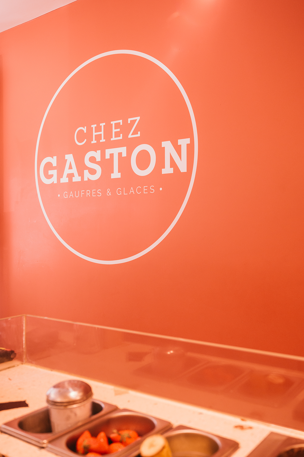 magasin de gauffre Chez Gaston avec néon décoratif