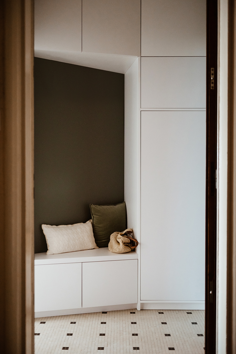 aménagement sur mesure d'une entrée avec banc et dressing