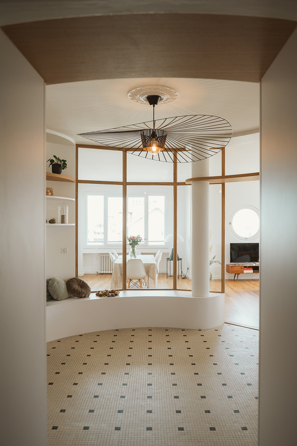 Photographie d'un hall, une pièce circulaire avec un meuble arrondi