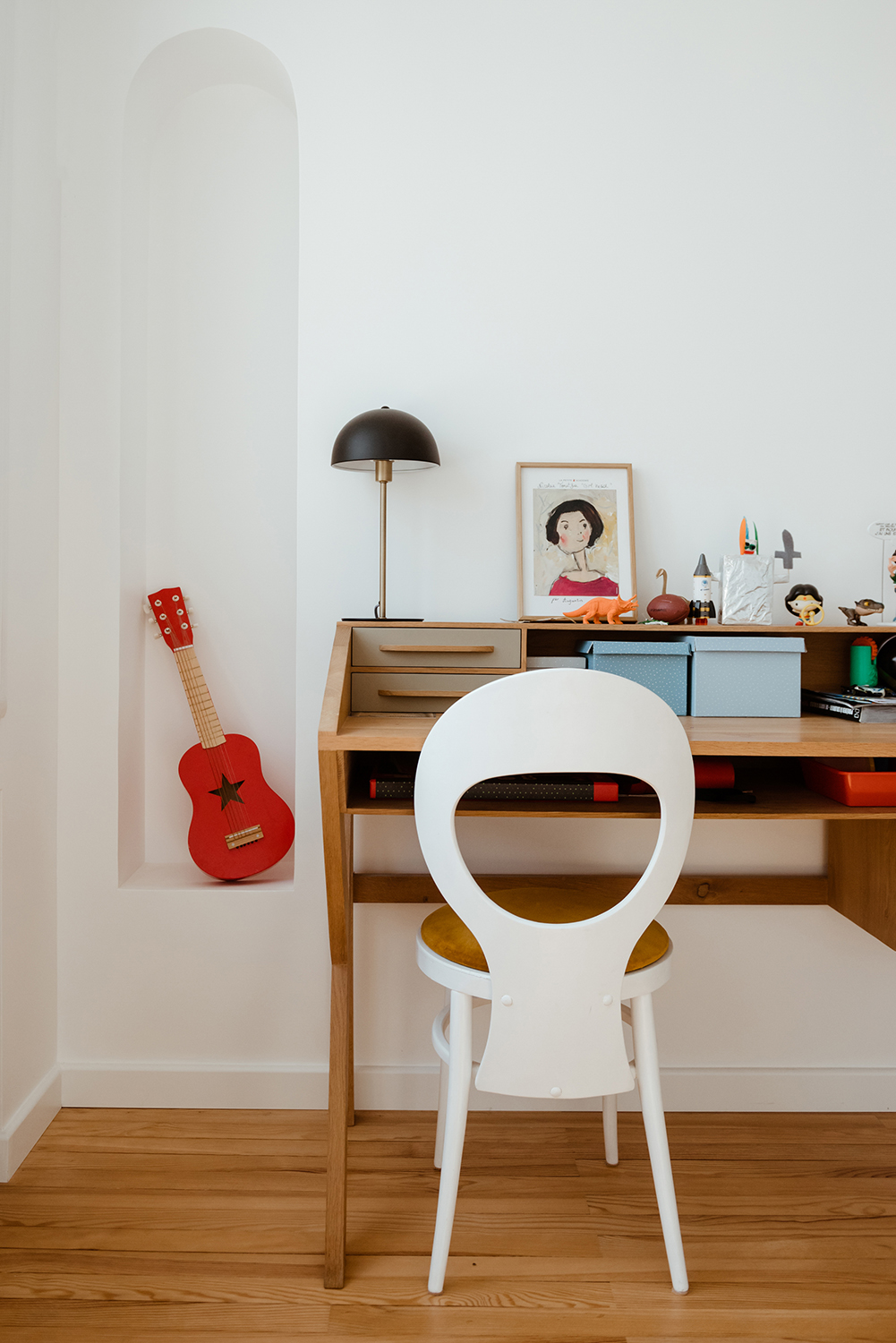 détails d'une niche sous forme d'une arche dans une chambre d'enfant