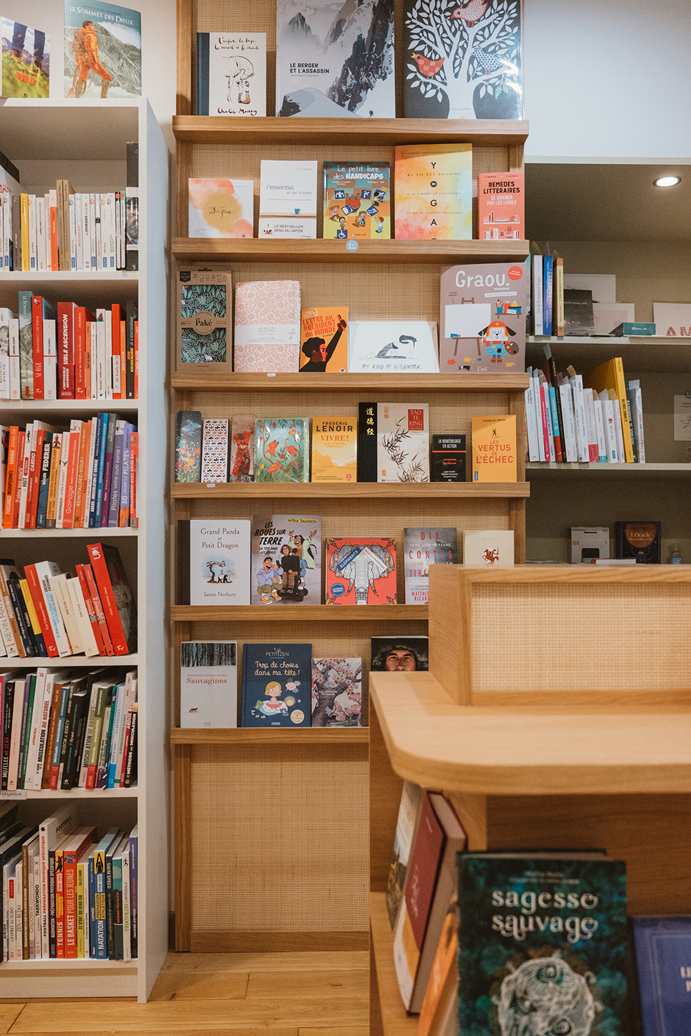 noesis-librairie-presentoire-livre-étagere-caisse